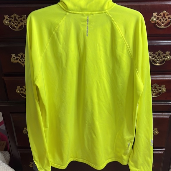 Under Armour cold gear, reflective running top size extra large fitted - Picture 5 of 5